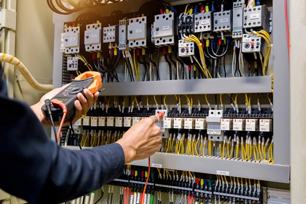Ako výber rezistora ovplyvňuje výkon elektronického obvodu?